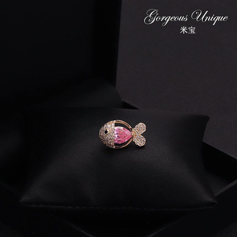 Mibao cute cartoon fish collar pin pink crystal high-grade micro-inlaid zircon collar pin buckle small badge collar jewelry