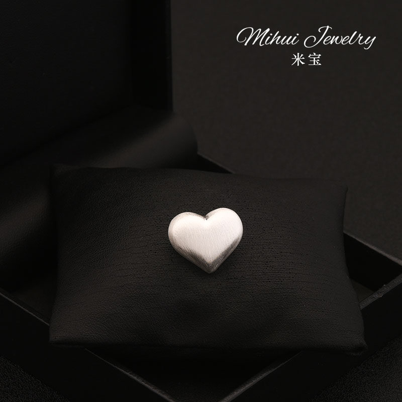 Simple solid color brushed small heart brooch, designer style, versatile, suitable for suits and shirts, anti-exposure heart collar button.