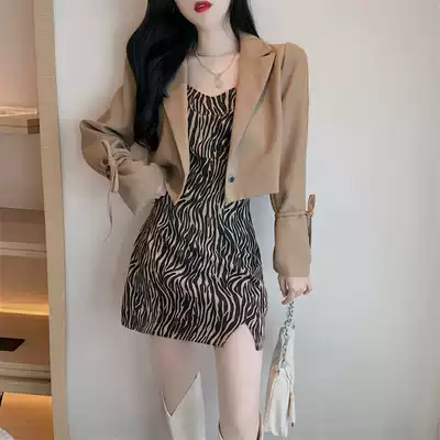 Small suit jacket women's short 2021 new spring and autumn small man slim design sense niche English top