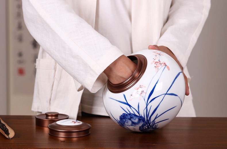 Portable of blue and white porcelain ceramic tea pot size 1 catty household store receives the tea packing seal pot gm