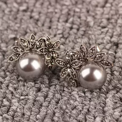 Ear needle Korean temperament Net red retro Pearl earrings flower temperament hollow exaggerated petals earrings decorative fashion