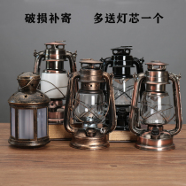 Old retro - handed kerosene lamp Old oil lamp Oil horse lamp Cafe Restaurant Country nostalgic swing parts