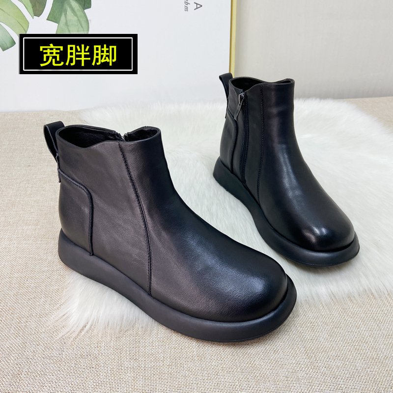 Widened Flat-Soled Spring and Autumn Ankle Boots for Women, Round Toe, Genuine Leather, Comfortable Soft Sole, Casual Boots for Mothers, Large Size Short Boots, Sizes 41 to 43 Widened Flat-Soled Spring and Autumn Ankle Boots for Women, Round Toe, Genuine Leather, Comfortable Soft Sole, Casual Boots for Mothers, Large Size Short Boots, Sizes 41 to 43
