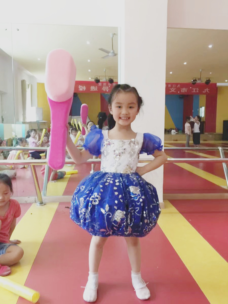 New products hot selling kindergarten toys morning exercise equipment dance performance performance props early education props extra large toothbrush