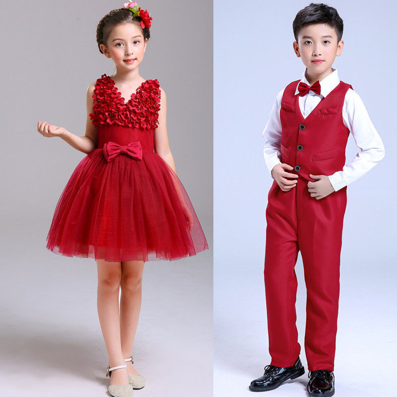 The girl princess dress presides over the New Year's Day primary school students poetry recitation and singing competition cantata class collective performance costume