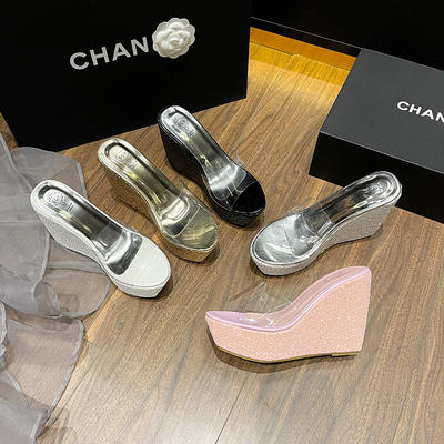 Thick-soled wedge heel slippers for women's outerwear 2026 new style Versatile high-heeled transparent beach flip-flops sequined sandals