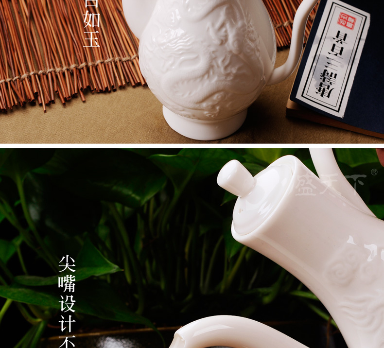 Jingdezhen ceramic wine suits for Chinese antique traditional wine poured wine bottle goblet liquor cup. A small handleless wine cup wine bottles