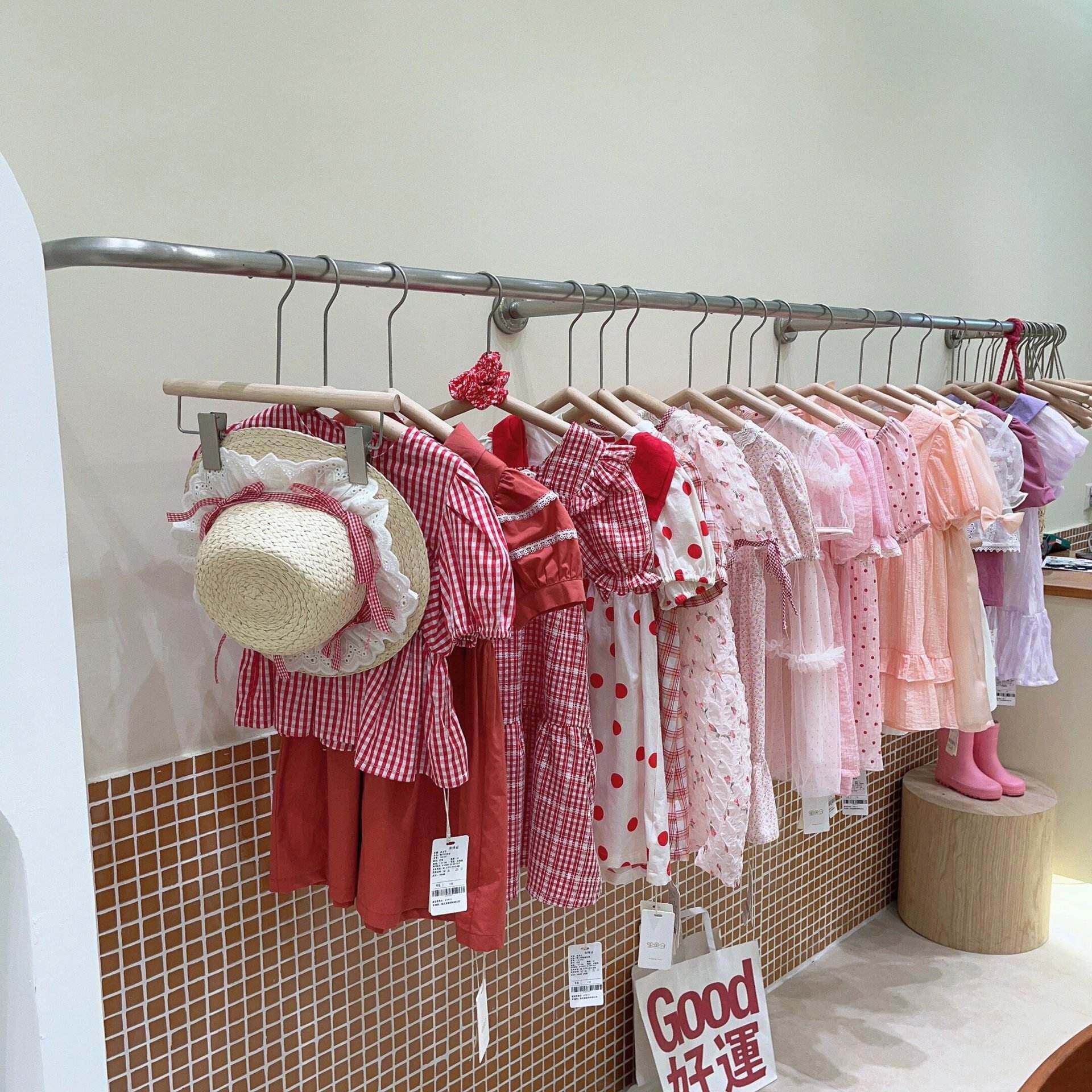 松鼠班纳童装工厂店