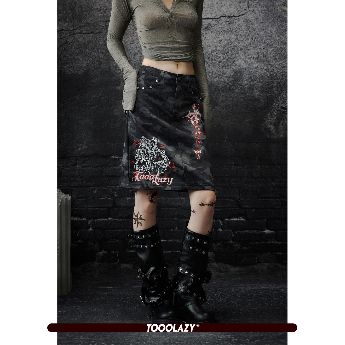 【ลดราคา 60%】กระโปรงบอดี้คอนเอวต่ำผ้าเดนิมลายพรางสีดำ Tooolazy