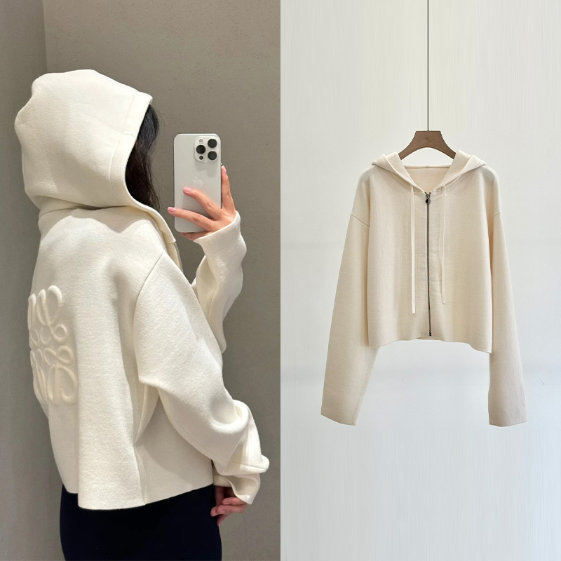 Xiao Qi Recommends Luojia's Original High-End Embossed Print Wool Knit Hooded Cardigan, a Loose and Versatile Top for Women