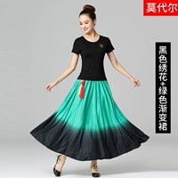 Черная юбка с короткими рукавами.