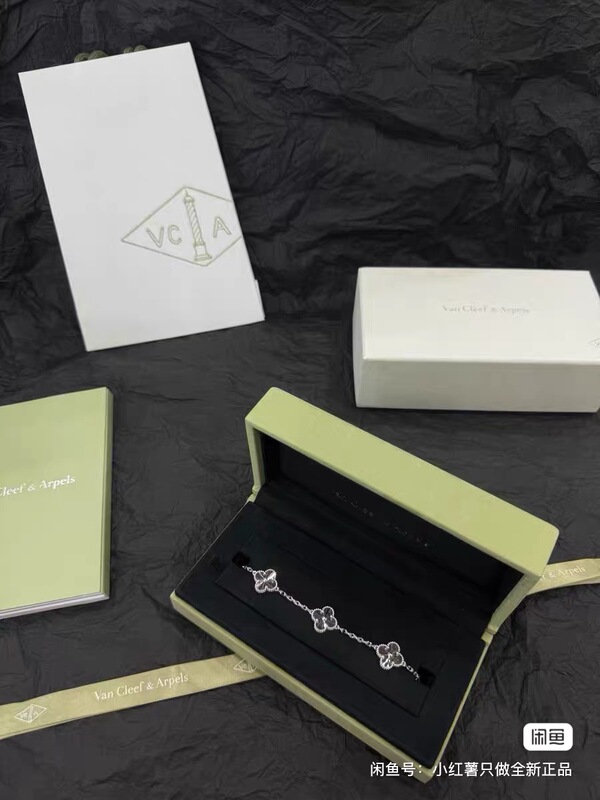 Van Cleef & Arpels/Vca Four-Leaf Clover Platinum Laser-Engraved Five-Leaf Bracelet in Silver, Unisex Model Vcarp9Xe00
