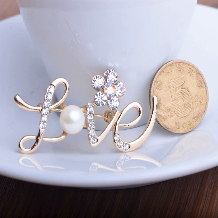 Tinh tế trâm hoa nổ ngọc trai rhinestone TÌNH YÊU tình yêu phụ kiện quần áo trâm mua ba tặng một - Trâm cài