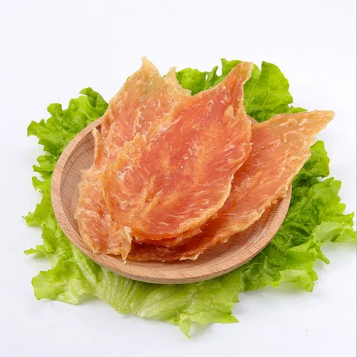 Собачьи закуски из мясо мясных полос, размолотые зубы и кусая домашняя курица, куриная курица маленькая грудь тренируется чистыми зубами