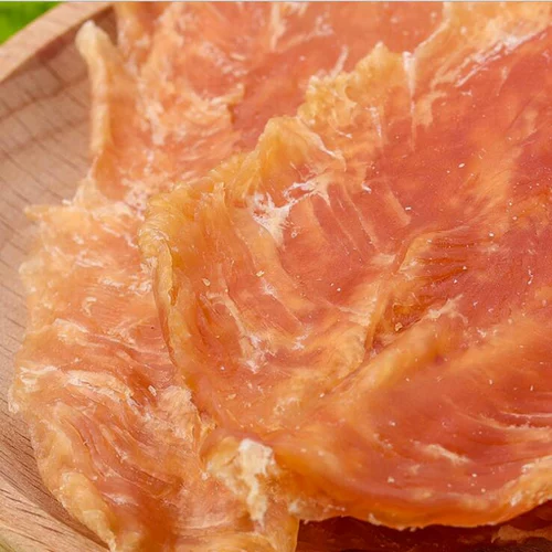 Собачьи закуски из мясо мясных полос, размолотые зубы и кусая домашняя курица, куриная курица маленькая грудь тренируется чистыми зубами