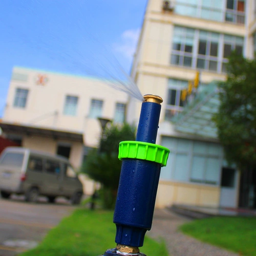 4 балла автоматически подняли стадион разбрызгивателя, спрей -спрей -брызги с разбрызгиванием зеленого ремня газона