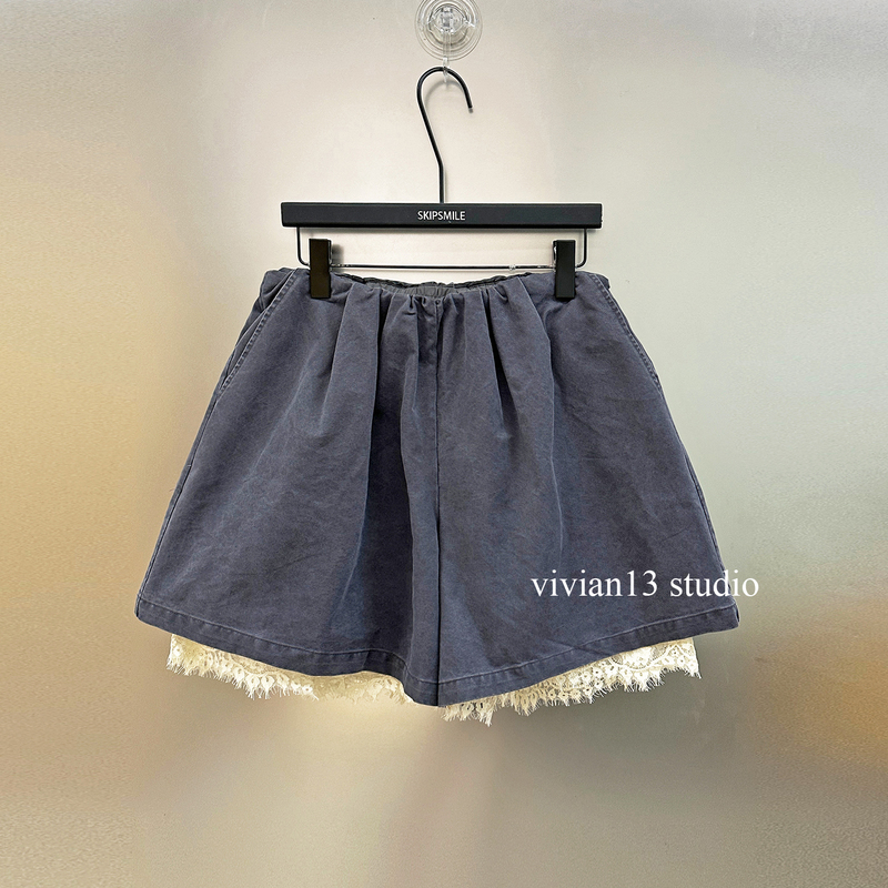 Skip Smile Fashionable Niche Lace Trim Patchwork Casual Shorts for Women with Ruffled Waist Hot Pants
