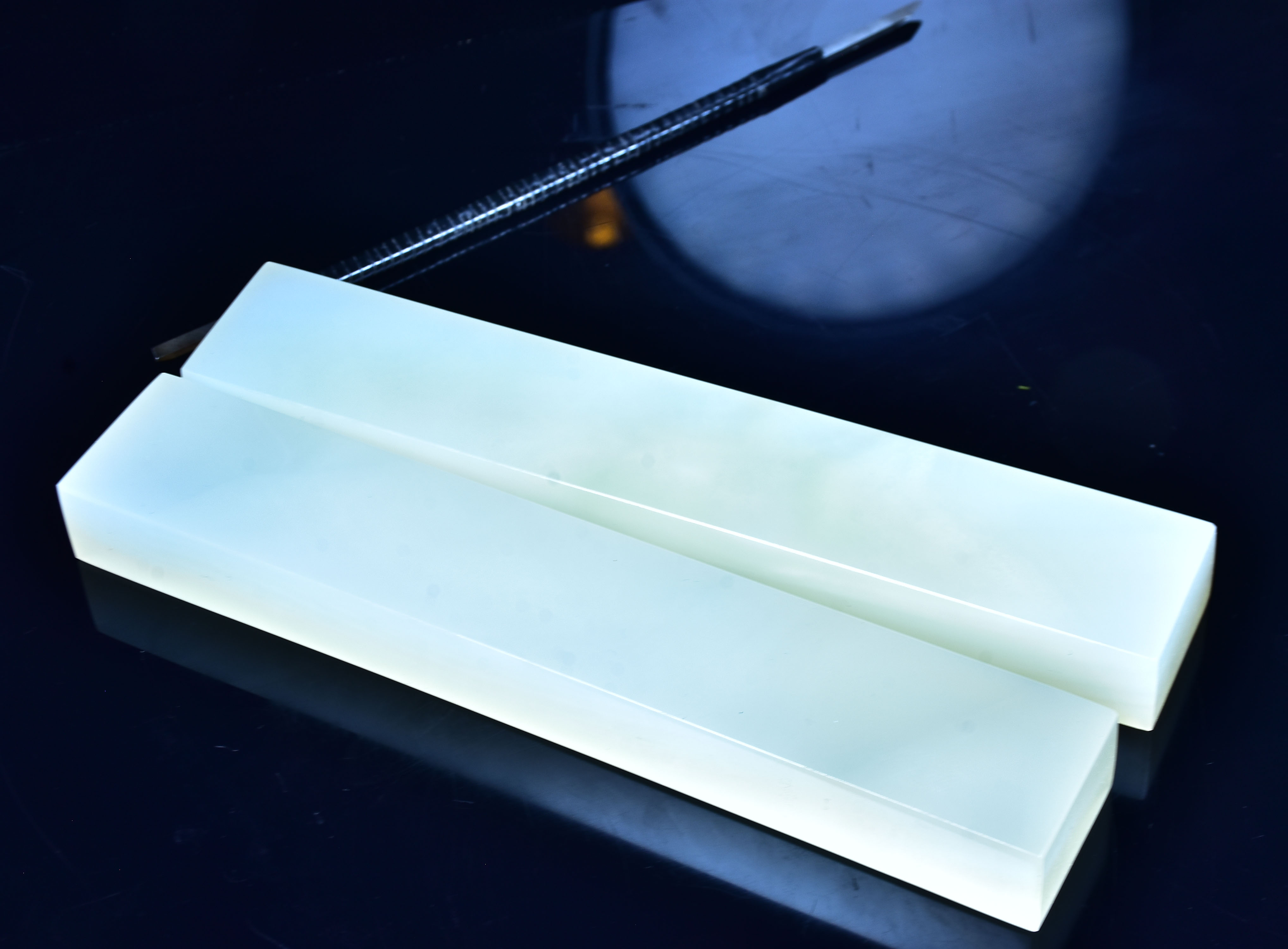 A white jade pair of paper in the town of Zhangzhen