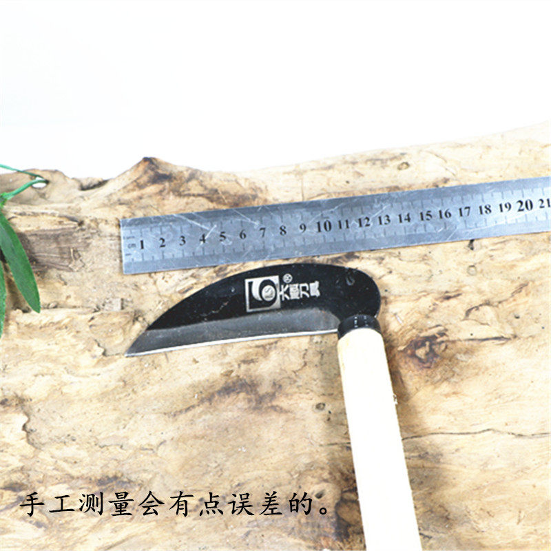 Mini-small sickle cut grass sickle and sickle with small cuts of the leeks to pick up the grass and cut the cilantro to cut the sickle.