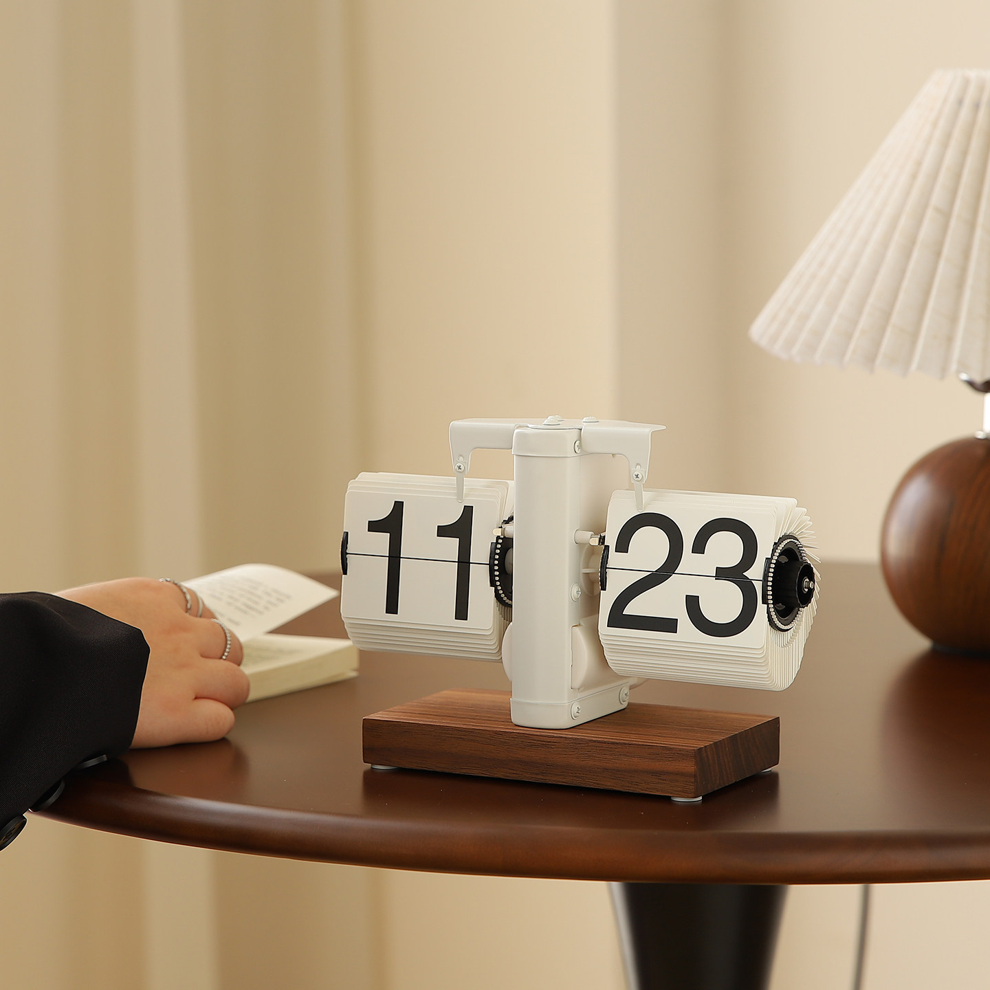 Retro Mechanical Automatic Page-Turning Clock Desktop Ornament Table Clock Living Room Tv Cabinet Accessible Luxury Decoration