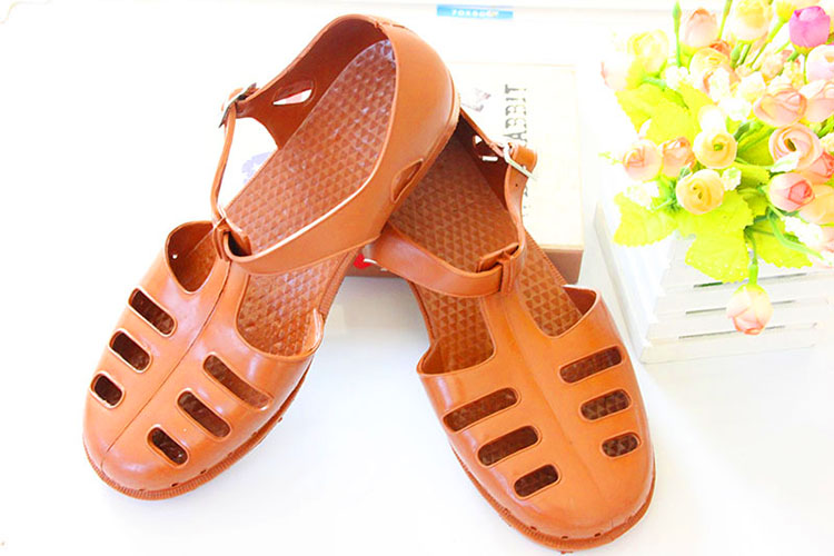 Giày dép chuồng lợn Bắc Kinh sinh viên đại học Baotou dép thể thao chống thấm Nam Việt Nam lỗ kéo giày nhựa quân sự giản dị dép crocs nam