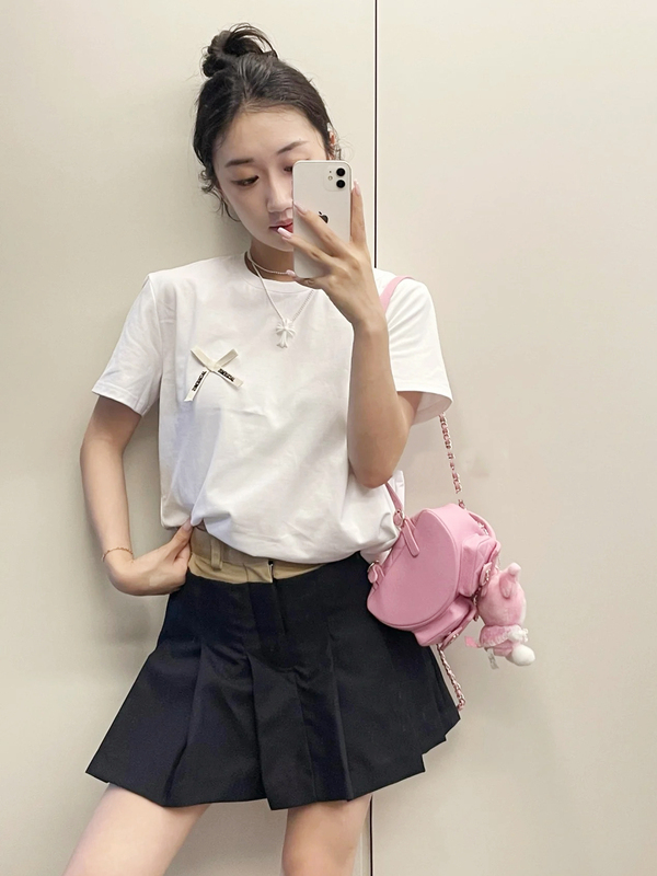 Jacquemus 25-Year Spring and Summer Sweet Stereo Bow Letter Embroider Versatile Pure Color Short-Sleeved T-Shirt Jacquemus 25-Year Spring and Summer Sweet Stereo Bow Letter Embroider Versatile Pure Color Short-Sleeved T-Shirt
