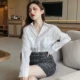 Mùa thu 2018 khí chất mới sang trọng Han Fan áo sơ mi rộng cổ chữ V ngọc trai tay dài chạm đáy áo sơ mi nữ áo sơ mi nữ công sở