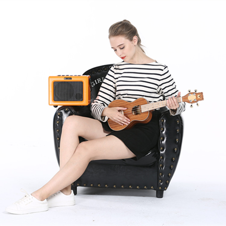 Portable mini-speaker multifunction wood guitar Yukri to play Bluetooth sound