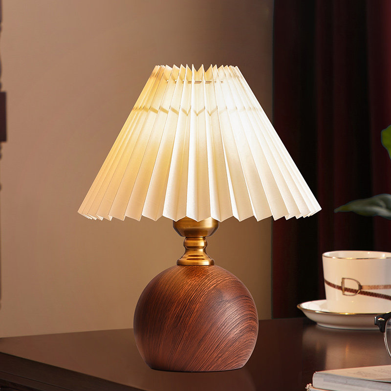 French retro and mid-style rechargeable small table lamp, American light luxury living room, study, bedroom bedside lamp, hotel and homestay
