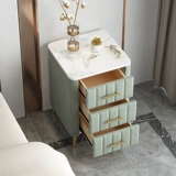 Современный минимальный мини -маленький прикроватный шкаф стоящий на шельфе скандинавский ветер.