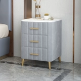 Современный минимальный мини -маленький прикроватный шкаф стоящий на шельфе скандинавский ветер.