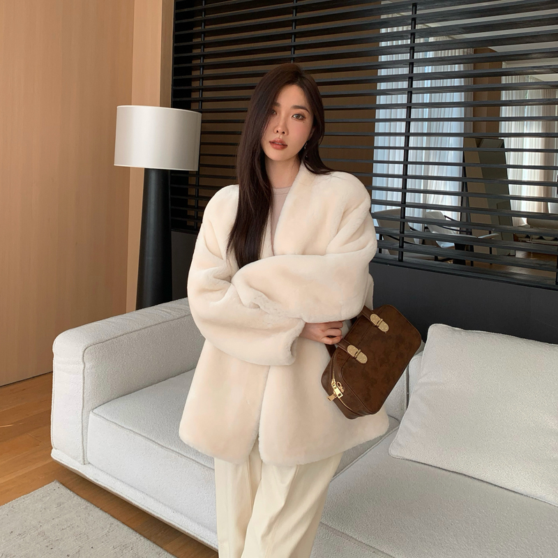 2025 Winter New Style Simple Sheepskin Fur Integrated Women's Mid-Length Versatile V-Neck Lamb Fur Coat