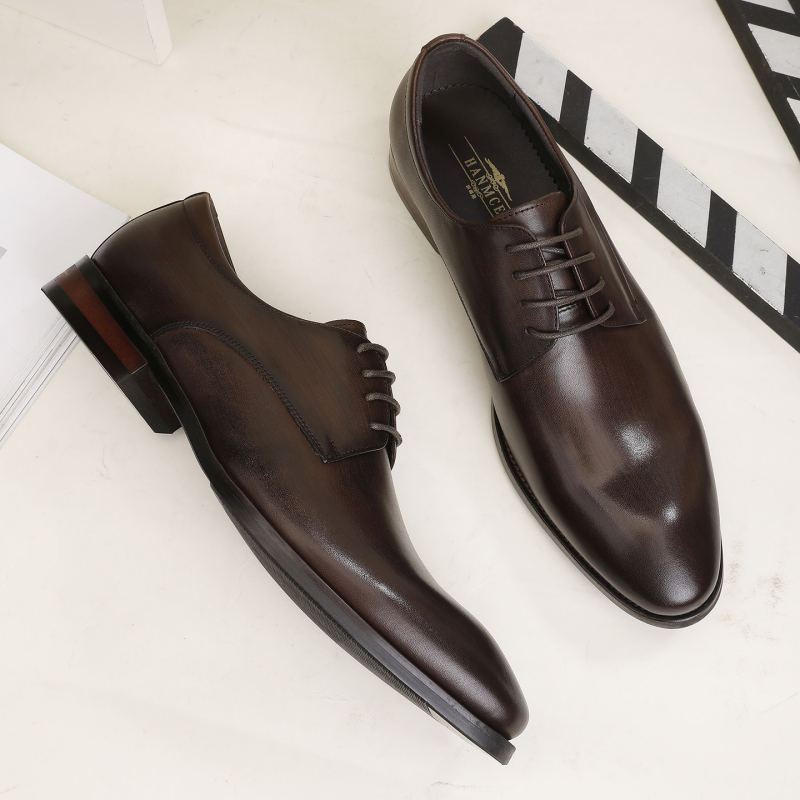 Pointed Leather Shoes for Men, Formal Business Attire, British Style, Wedding Groom, Brown Derby Shoes, Genuine Leather Men's Shoes, Suitable for Young People to Wear with a Suit Pointed Leather Shoes for Men, Formal Business Attire, British Style, Wedding Groom, Brown Derby Shoes, Genuine Leather Men's Shoes, Suitable for Young People to Wear with a Suit