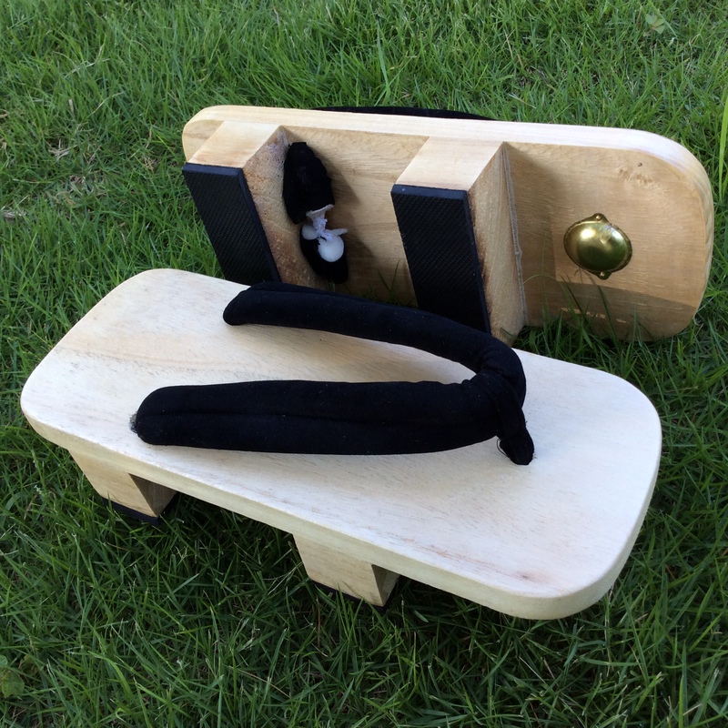 Ethnic Summer Sandals Japanese Bench-Style Clogs Unisex Cos Paulownia-Fired Two-Toothed Clogs Comfortable Slippers with White Socks