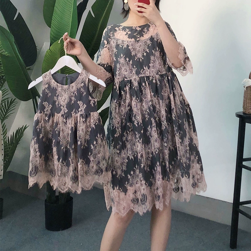 Ball ball home không giống như váy mẹ-con mẹ váy đầm mùa hè xòe tay áo lông mi kiểu dáng thời trang lỏng lẻo - Trang phục dành cho cha mẹ và con