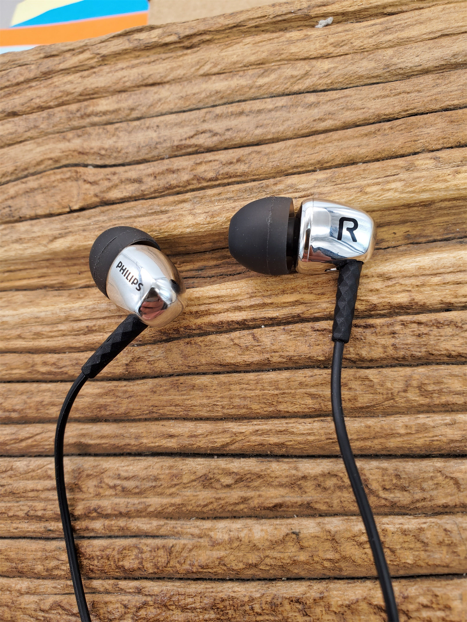 Philips Philips SHE3900 Value Popular Electroplating Silver Vocal Headphones Moving Iron Style Female Voice Poison