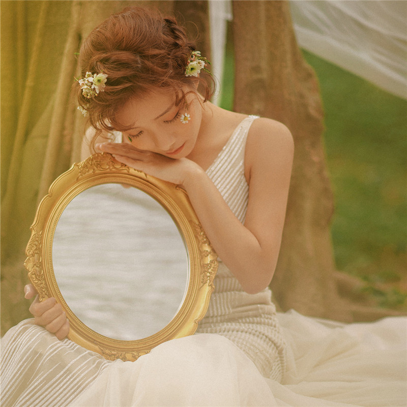 European-style wedding photography photo retro mirror creative photo pastoral wind forest location props white lace umbrella
