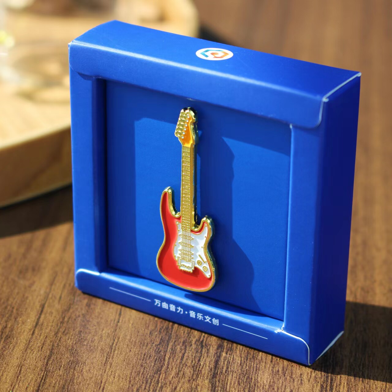 斯洛伐克全景酒店Molchat Doma寂静屋后朋克摇滚周边徽章胸针适合哪些人群？聊聊后朋克文化潮流新趋势