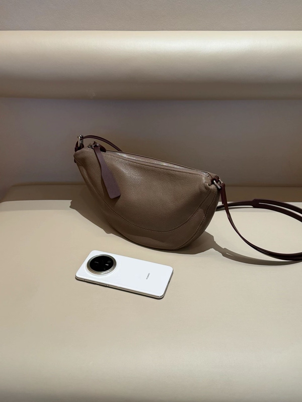First-Layer Sheepskin Handbag for Women, Versatile and High-End, Single Shoulder Crossbody Bag, Color-Blocked Saddle Bag, Horn Crescent Dumpling Bag First-Layer Sheepskin Handbag for Women, Versatile and High-End, Single Shoulder Crossbody Bag, Color-Blocked Saddle Bag, Horn Crescent Dumpling Bag