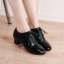 New leather Latin dance shoes outside wearing breathable jitterbar dance shoes summer soft soled jazz dance shoes professional womens