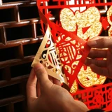 Трехмерная дверь предназначена для перемещения года куколки.