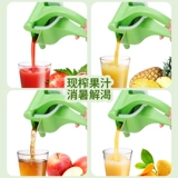 Ручная соковыжималка сжимает сахарный тростник лимон сжимает