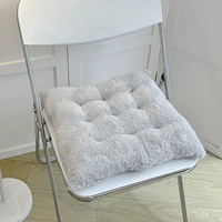 Плюшевая подушка, привязанная к серым