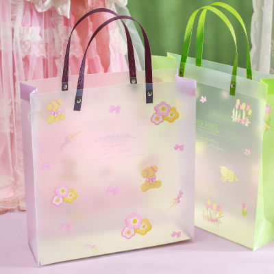 A single gift bag with a girlish heart, a cute and creative gift bag, a memorable gift for a female best friend's birthday
