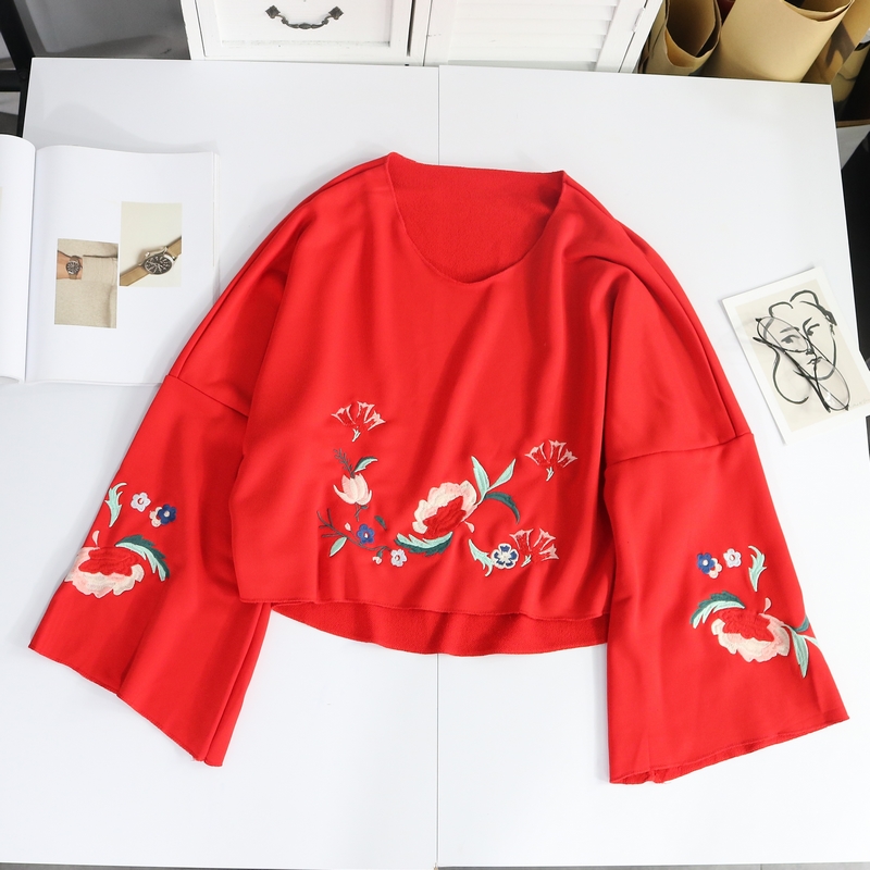 Áo thun cotton cotton Terry F-2018 mùa thu mới công nghiệp nặng thêu cổ tròn tay áo kèn tay áo sơ mi chạm đáy áo form rộng nữ