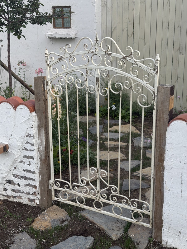 Sweet Garden White Vintage Distressed Iron Gate Garden Fence Partition Trellis Heavy-Duty Garden Gate