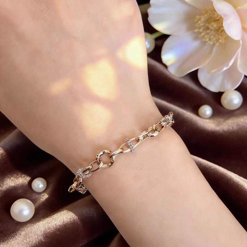 18K Gold Yellow and White Two-Tone Pig Nose Universal Clasp Square Bracelet for Women Au750