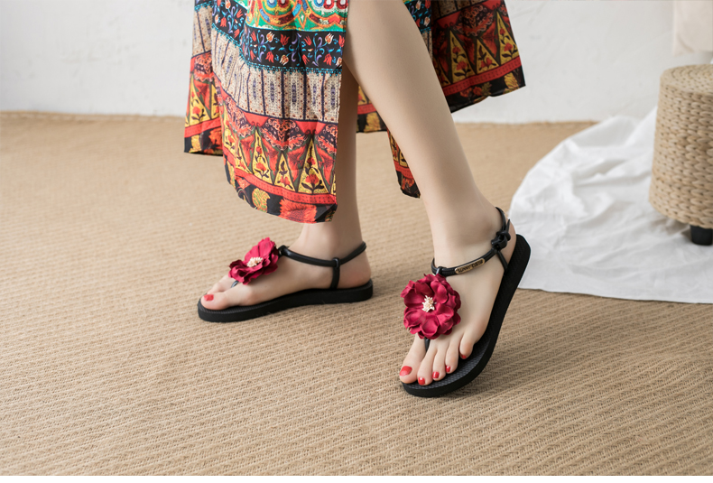 Dép hoa boho nữ mùa hè phẳng đáy hoang dã theo phong cách dân tộc retro với giày đi biển bên bờ biển giày crocs nữ