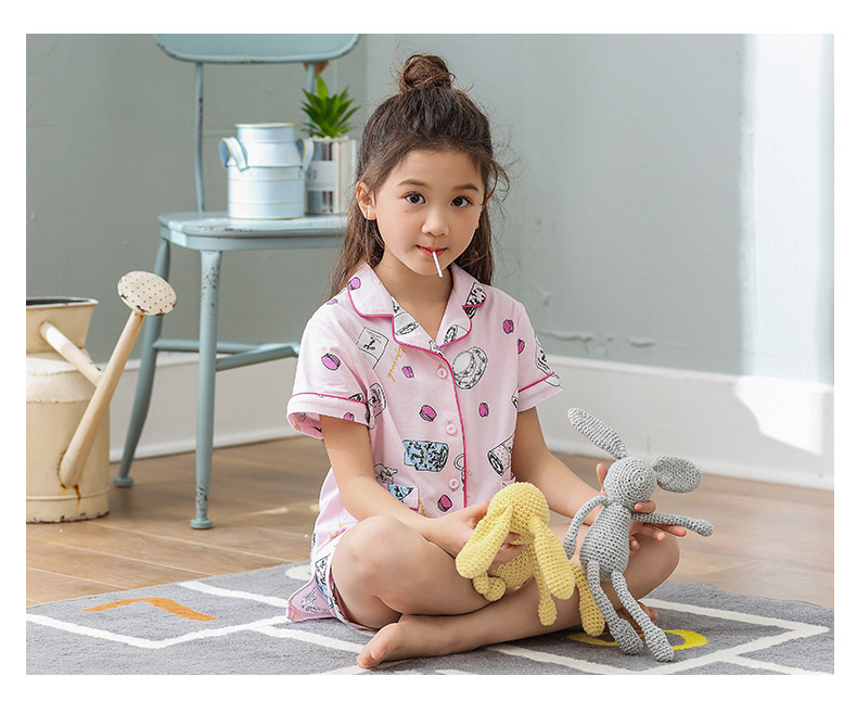 Có thể là mùa hè cotton cha mẹ và con mặc đồ ngủ Hàn Quốc cardigan ngắn tay áo dễ thương cartoon big boy ladies home dịch vụ đồ ngủ khủng long