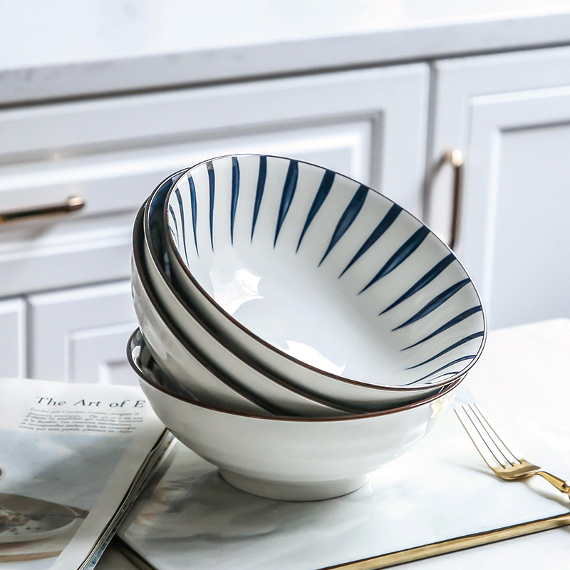 Japanese ramen rainbow such use large household eating spaghetti noodles in soup bowl of a single large bowl of noodles soup bowl ceramic bowl is grim hat to bowl